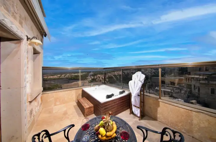 Pegasos Cave Hotel teras jakuzi ve Kapadokya manzarası